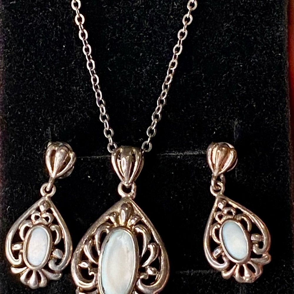 Vintage 3 piece Necklace/Earring Set with Pearlescent center stone - Picture 11 of 12